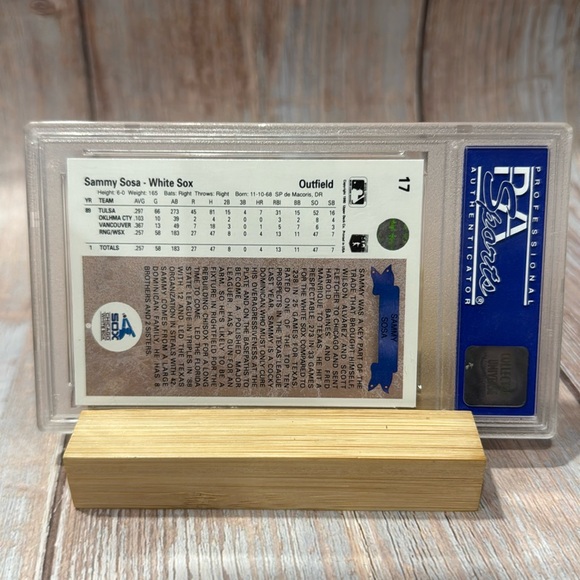 1990 Upper Deck Sammy Sosa Star Rookie #17 PSA NM-MT 8 #10256352 Item #ME534 - Picture 3 of 4